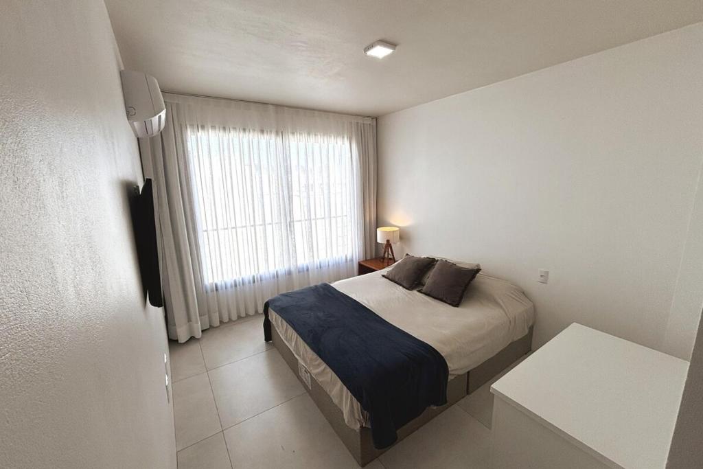 Postel nebo postele na pokoji v ubytování Auguri House 3 bedrooms, large living room with garden