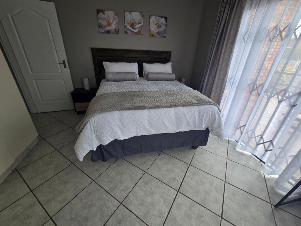 Giường trong phòng chung tại Tides of Blessings