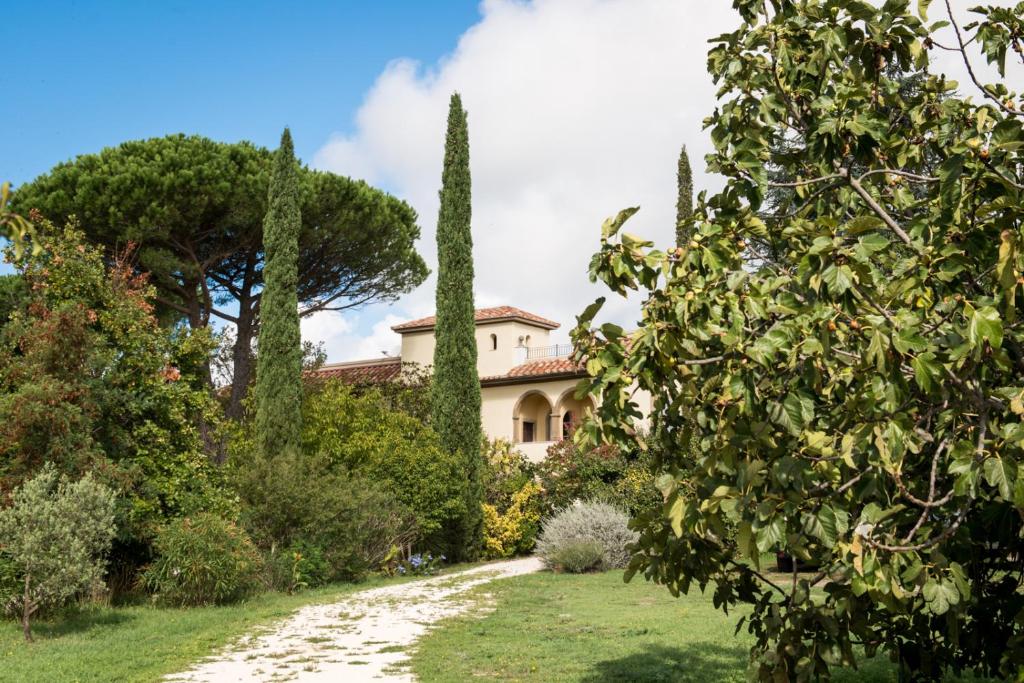 a house in the middle of a garden at Borgo Rinascimento in Farnese