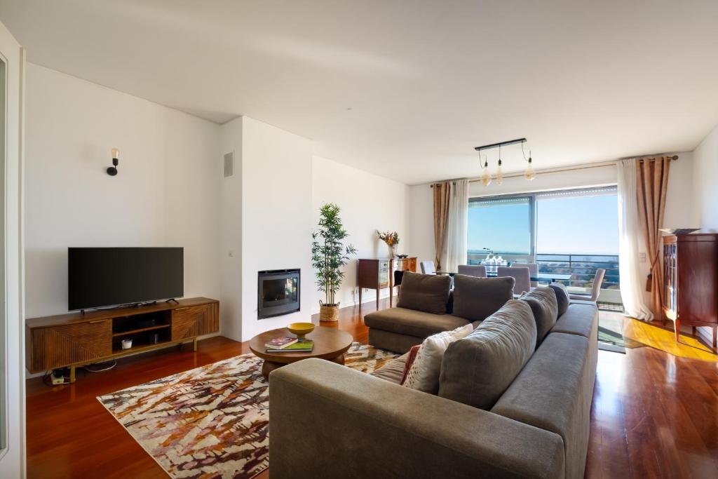 Penthouse 2BR with Balcony and Garage
