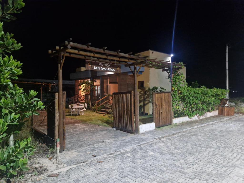 Un edificio con un cartel en la noche. en VIVENDA dos PÁSSAROS, en Maraú