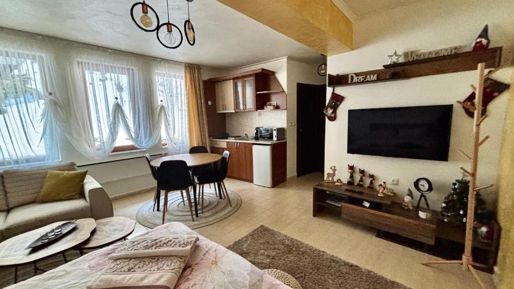 Μια τηλεόραση ή/και κέντρο ψυχαγωγίας στο Top of the Mountain Гранд Манастира частни Апартаменти