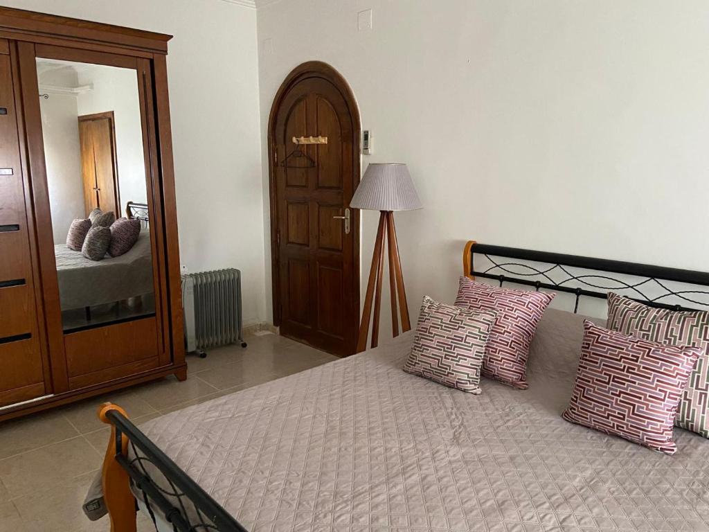 Ένα ή περισσότερα κρεβάτια σε δωμάτιο στο Belle vue à Bel air