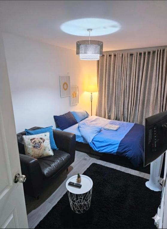 uma sala de estar com uma cama e um sofá em YouShelter em Londres