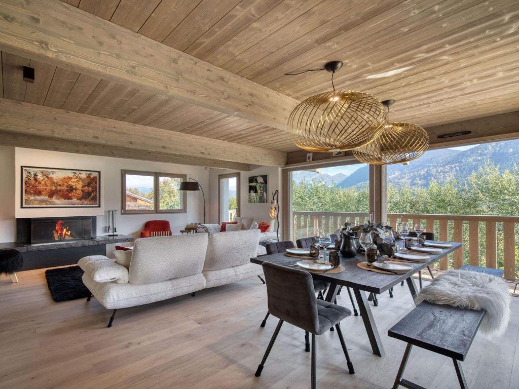 圣热尔韦莱班Chalet moderne à Saint-Gervais, 10 pers, sauna, proche pistes, parking, wifi - FR-1-663-46的客厅里有一张桌子和一张沙发