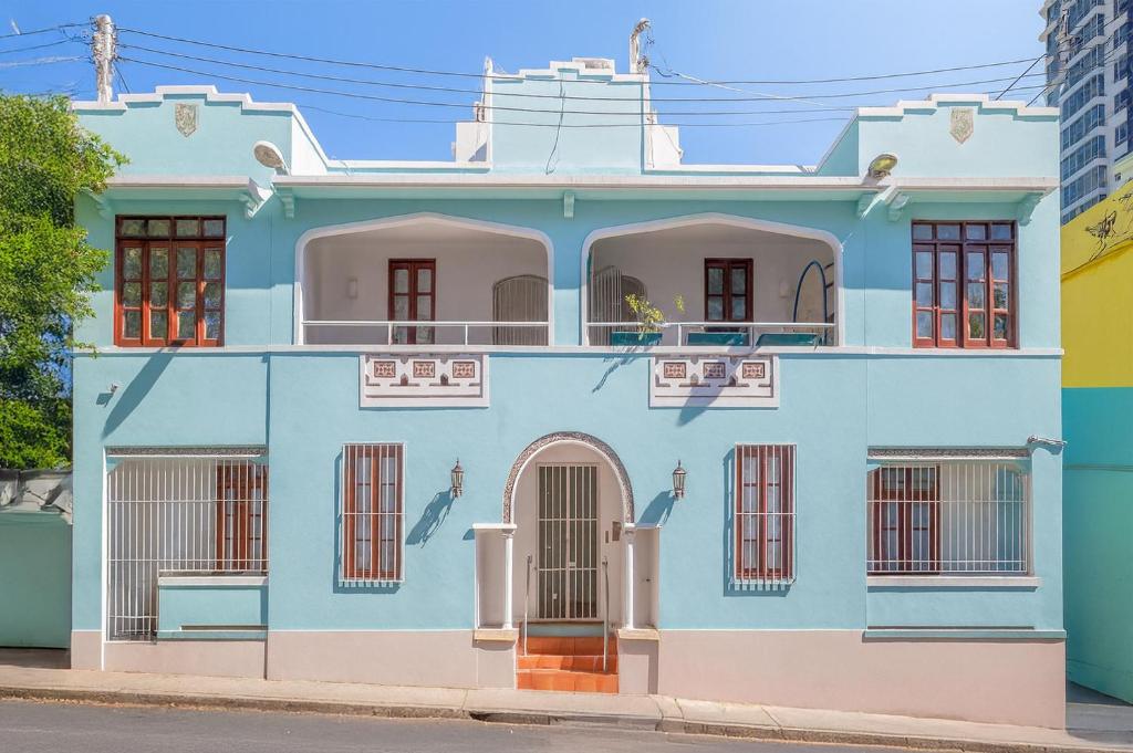 Una casa azul con persianas rojas en una calle en Old San Juan Prime Blue Harbor by PH, en San Juan