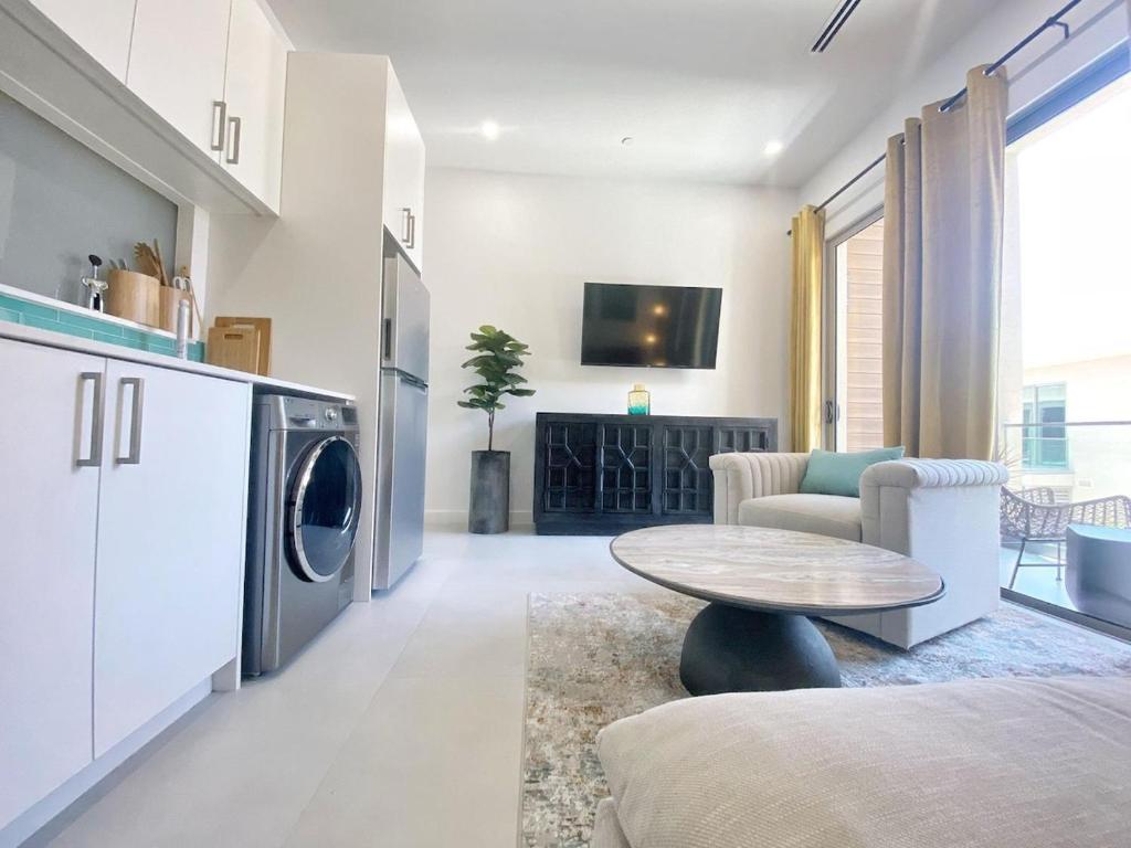 O bucătărie sau chicinetă la Grand Harbour Hot Spot - Convenient Cayman Stay