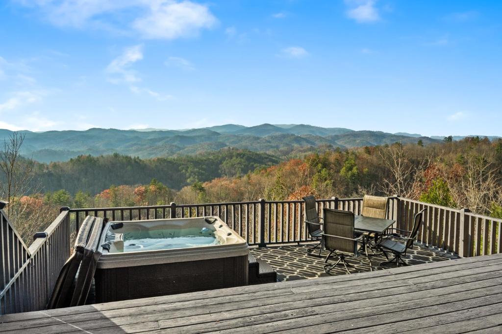 een hot tub op een houten terras met een stoel bij Hold Your Horses in Ferguson