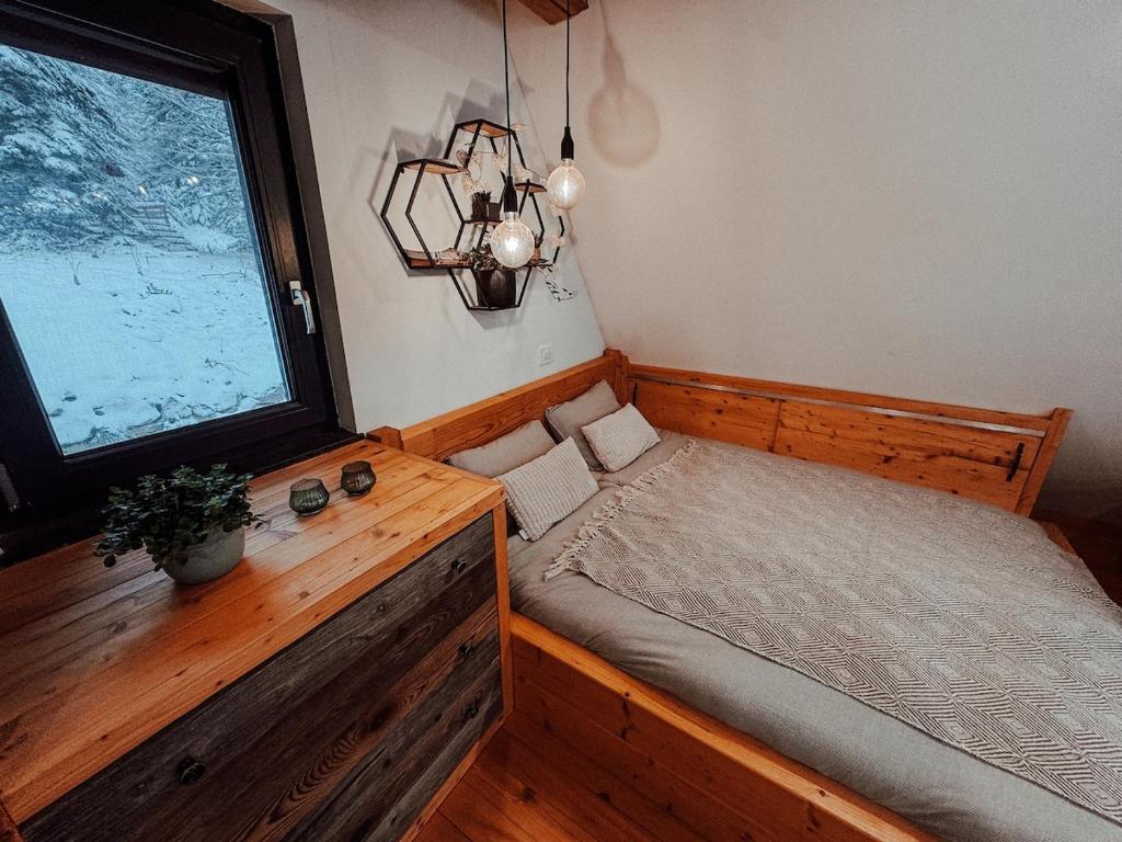 Ένα ή περισσότερα κρεβάτια σε δωμάτιο στο Black Cabin Pohorje - Luxury Retreat