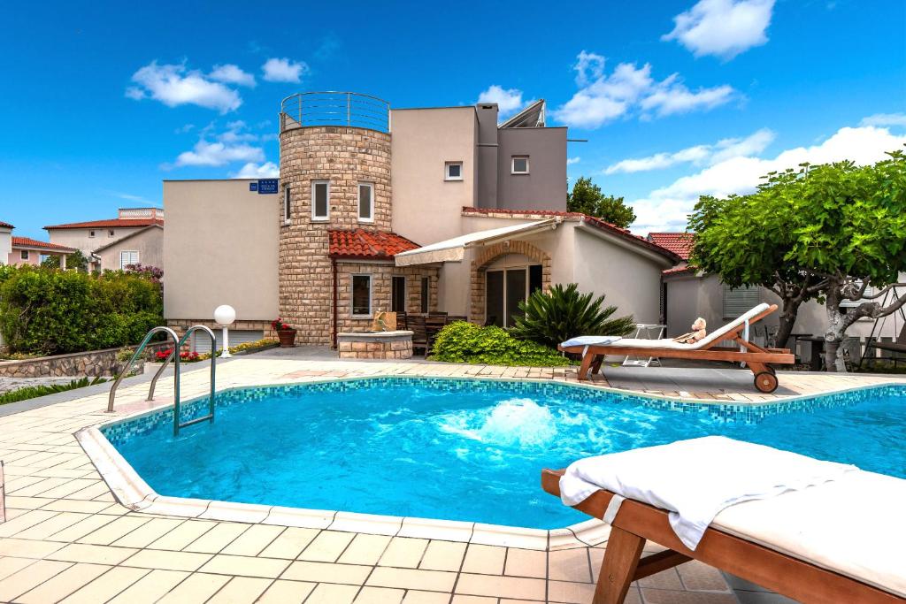 ヴィルにあるVilla Jelena Vir near beachの家の前のプール