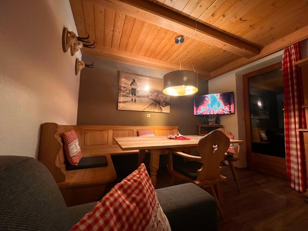 Khu vực ghế ngồi tại Ferienwohnung Gamsbock Panorama View Balkon, Gartensauna, Garten, Grillplatz