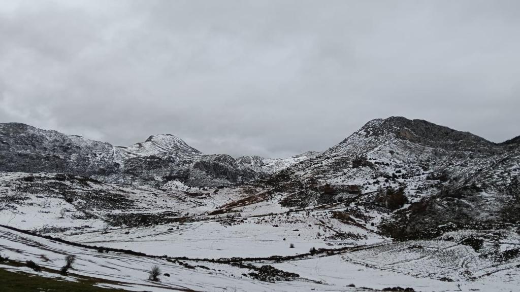 a snowy mountain range with snow covered mountains at Quirós Villa Tranquila de Salcedo 2 in La Villa