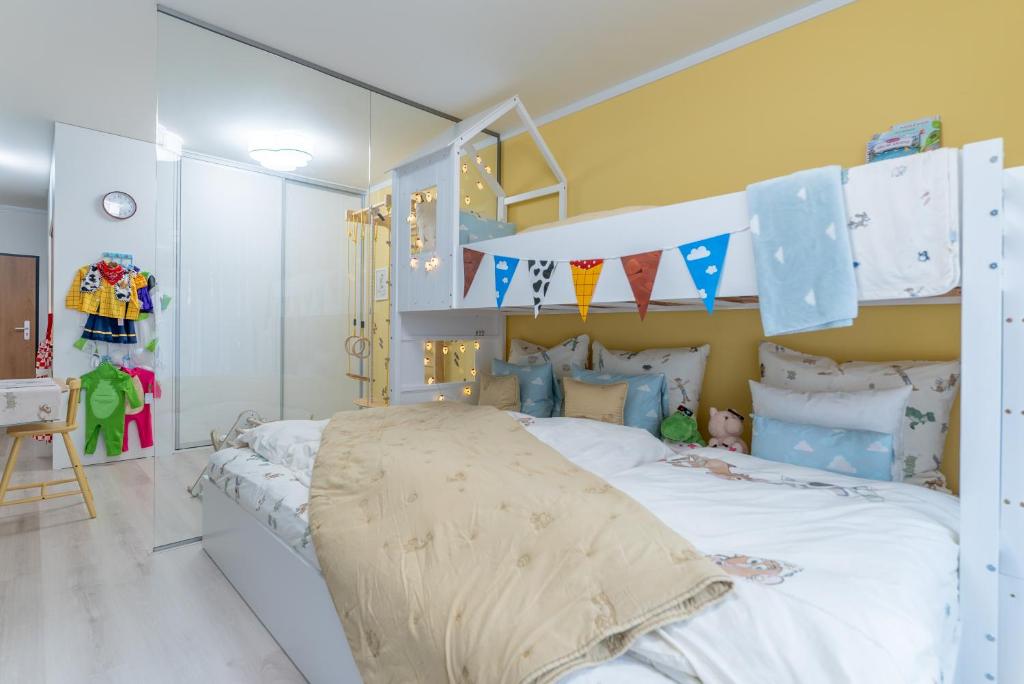 Ένα ή περισσότερα κρεβάτια σε δωμάτιο στο Benjamínek rodinný apartmán