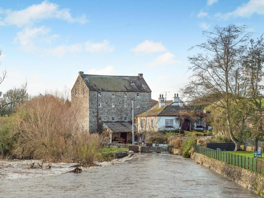 an old stone building next to a river at 3 Bed in Bruree oc-i207 in Brú Rí