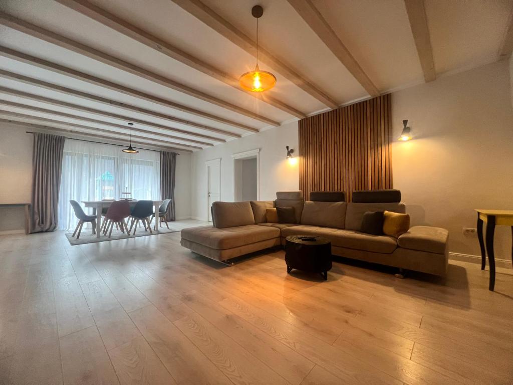 Garden Retreat Keyhouse في برانْ: غرفة معيشة بها أريكة وطاولة