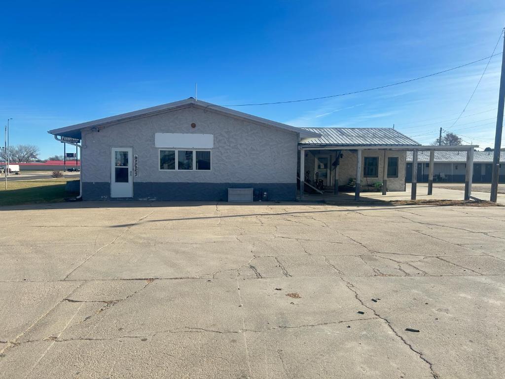 an empty parking lot in front of a building at Gateaway Motel Broken Bow NE in Broken Bow