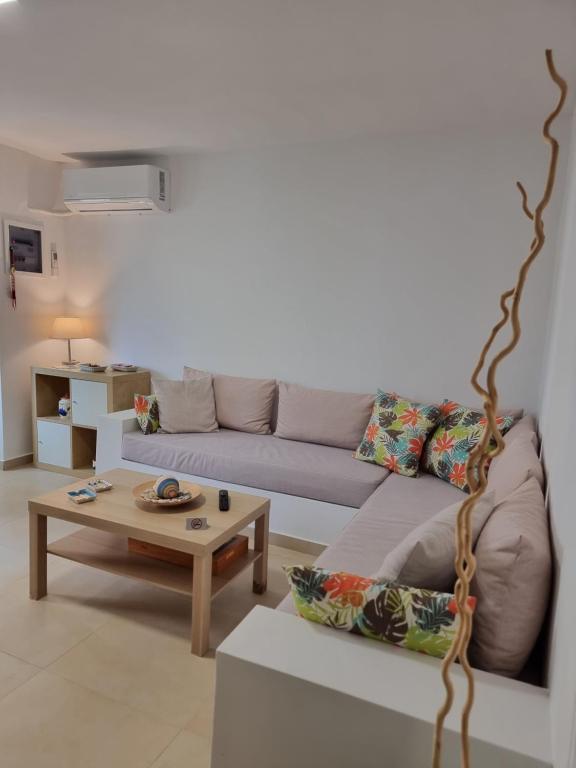 ガラヒディにあるAeolus Apartment IIのソファとコーヒーテーブルのあるリビングルーム