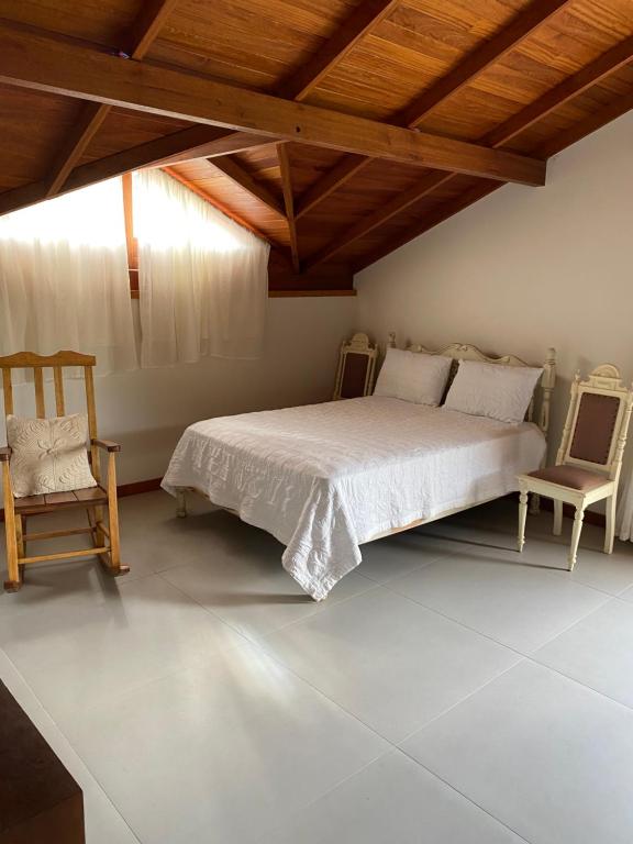 En eller flere senge i et værelse på Kitnet Completa Com Vista Para o Lago