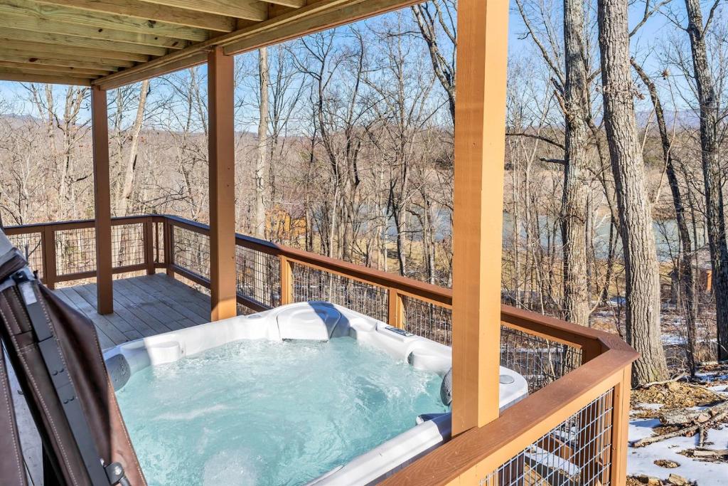 Oak HillCozy, Luxurious Fox Den in the Shenandoah Valley的房屋甲板上的热水浴池