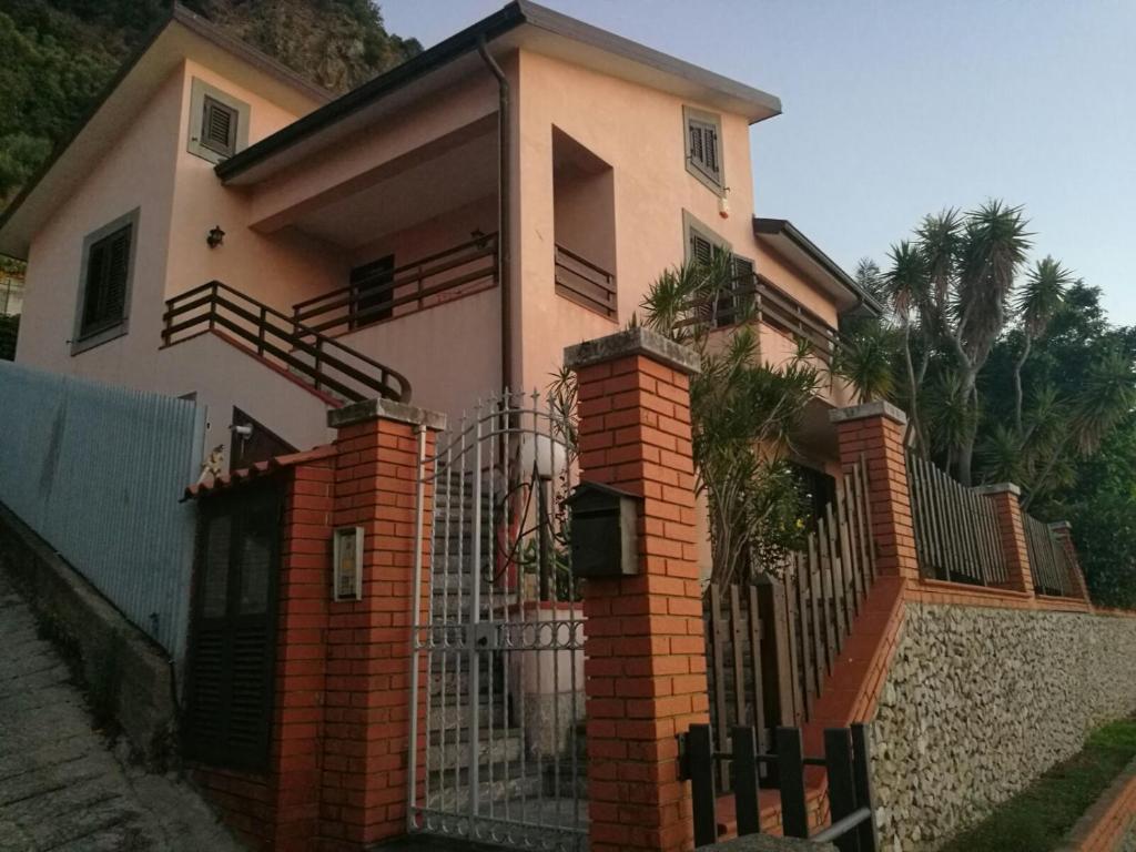 ein Haus mit einem Zaun davor in der Unterkunft A Casa Di Melo in Piraino