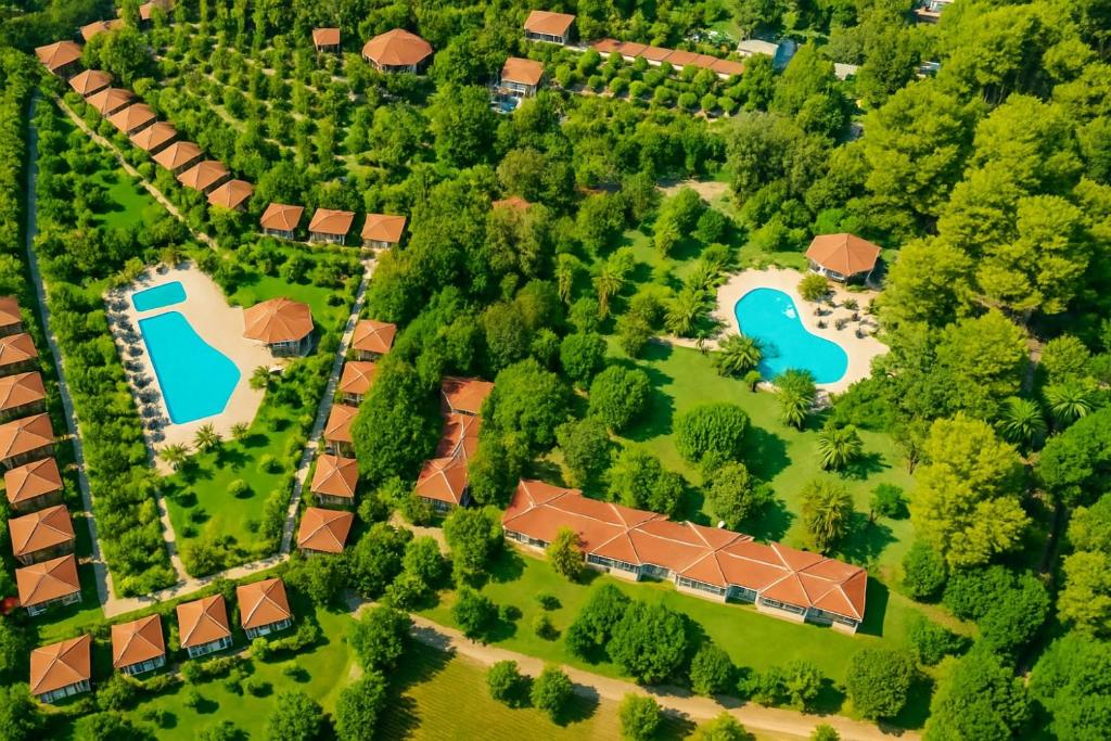 una vista aérea de una casa con 2 piscinas en Odile Hotel Çıralı, en Kemer