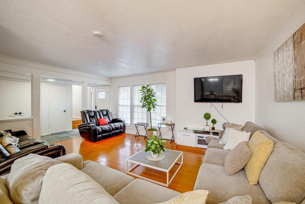 Μια τηλεόραση ή/και κέντρο ψυχαγωγίας στο Home 1 Mi to UC Riverside Families Welcome!