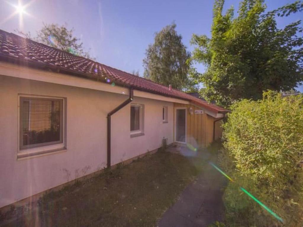 a house with a yard in front of it at Ferienhaus im Ferienpark Mirow in Granzow