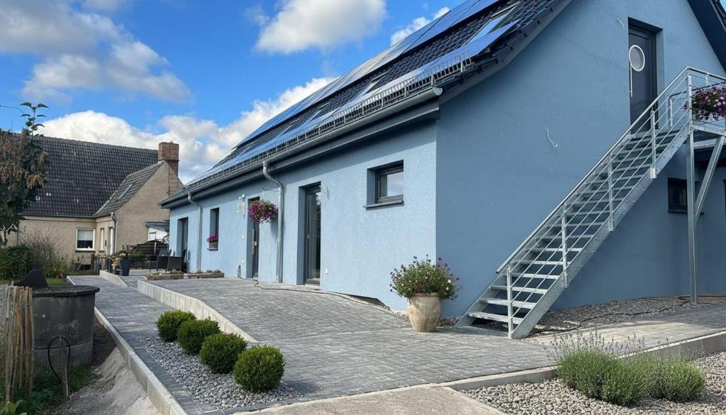 un edificio blu con una scala sul lato di Dat-Fischerhuus-die-Seemannskoje-zwischen-Bodden-und-Ostsee-direkt-am-Hafen a Pruchten