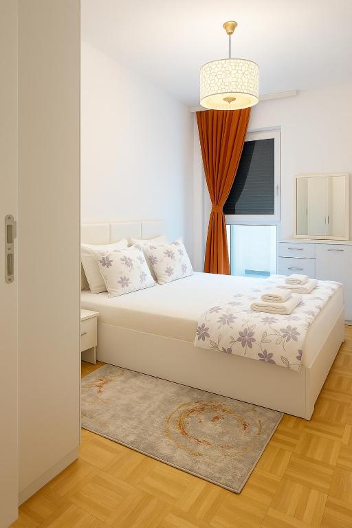 Una habitación blanca con una cama y una ventana en Peja Central Hideaway, en Peje