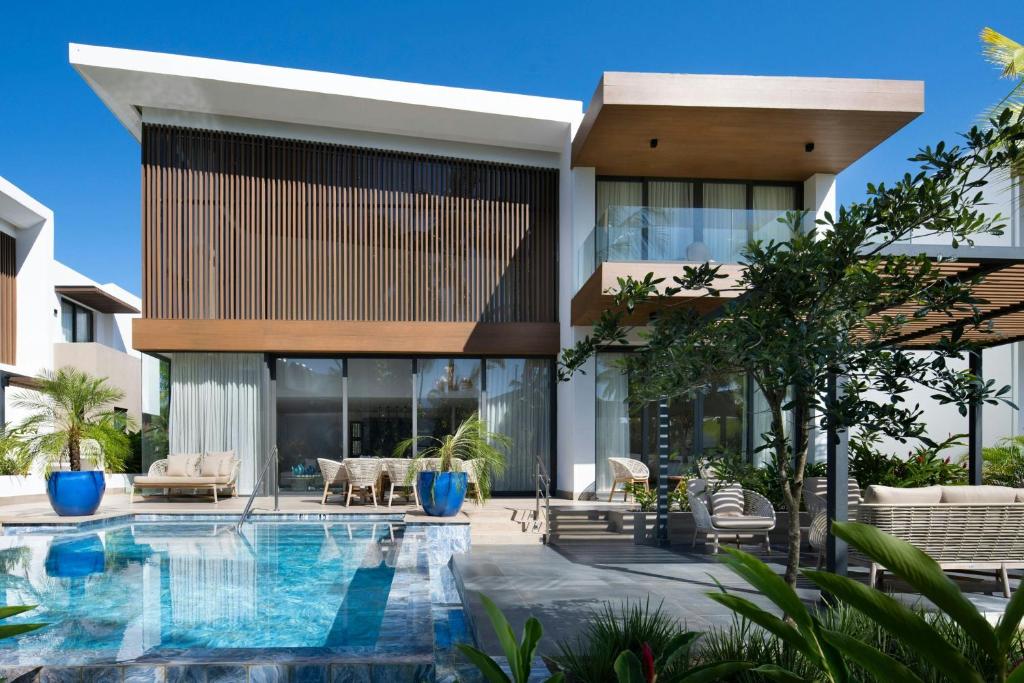 una casa con una piscina di fronte di Donoma Las Terrenas Beach Hotel & Spa, Autograph Collection a Las Terrenas