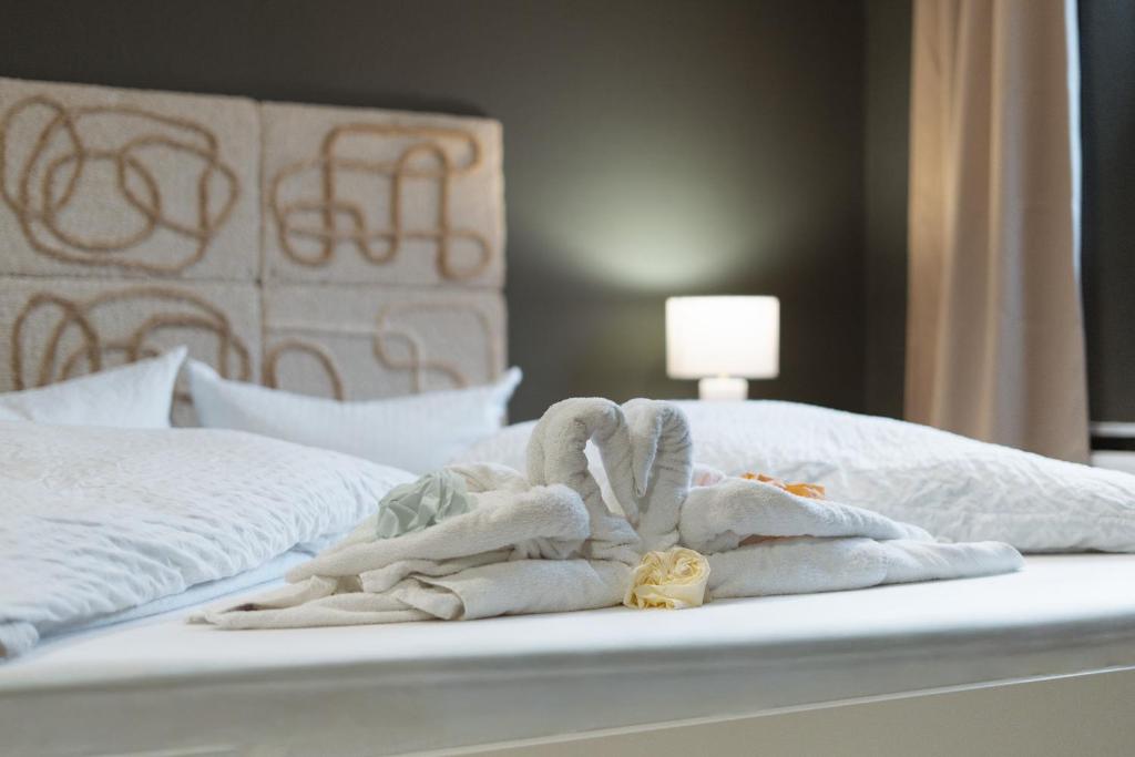 a pile of towels sitting on top of a bed at Hotel Seepferdchen Zimmer 6 Eckernförde Self-Check-In in Eckernförde
