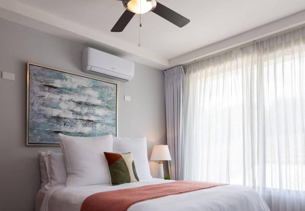 Ένα ή περισσότερα κρεβάτια σε δωμάτιο στο 2BD Family Escape Gated AC Terrace Pools