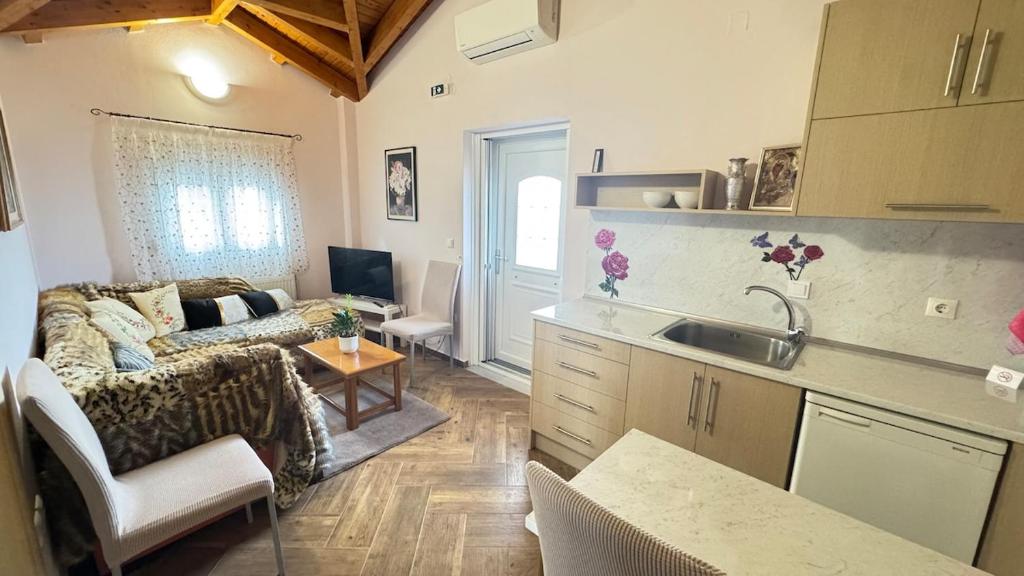 Kuchyň nebo kuchyňský kout v ubytování To Agnanti