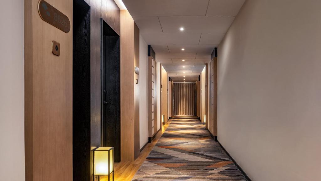 a corridor of a hallway with a hallway at Holiday Inn Express Guangzhou Baiyun Airport T2 by IHG in Huadu