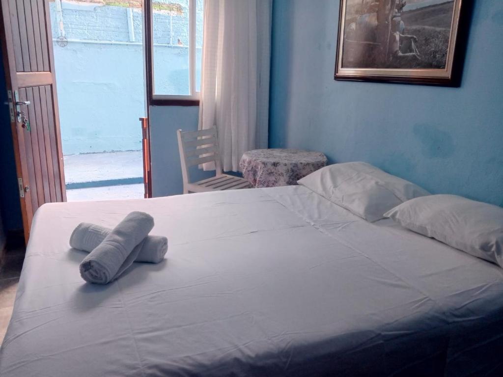 duże białe łóżko z dwoma ręcznikami w obiekcie pousada top mix apt 302 w mieście Florianópolis