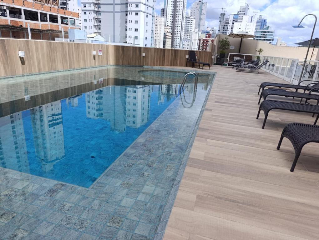 ein Swimmingpool an der Seite eines Gebäudes in der Unterkunft Apartamento SUN - Barra Norte in Balneário Camboriú