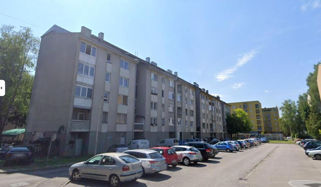 eine Reihe von Autos, die vor einem Gebäude geparkt sind in der Unterkunft Apartman BRKO in Bihać