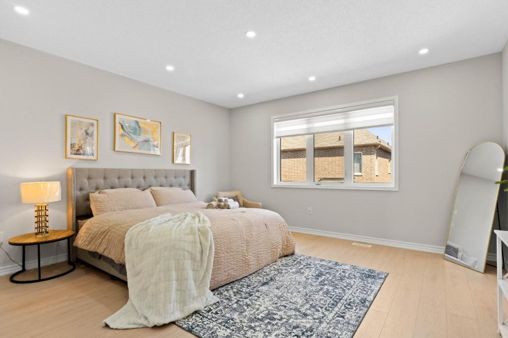 una camera da letto con un letto e una finestra di 6BR Luxe Family Home,Safari Area, Entertainment a Milton