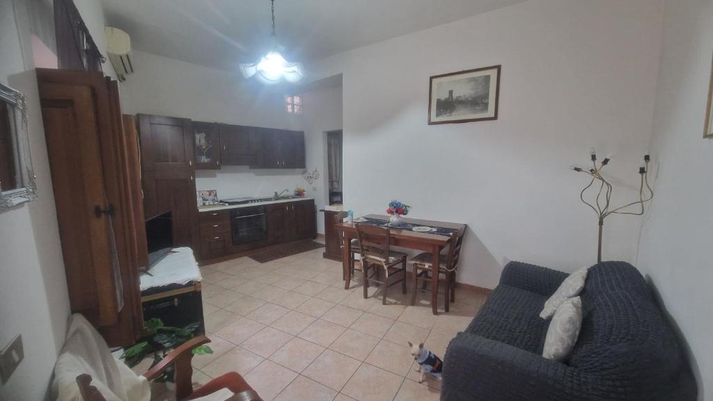 una sala de estar con un sofá y una mesa en Casa Grilla, en Assemini