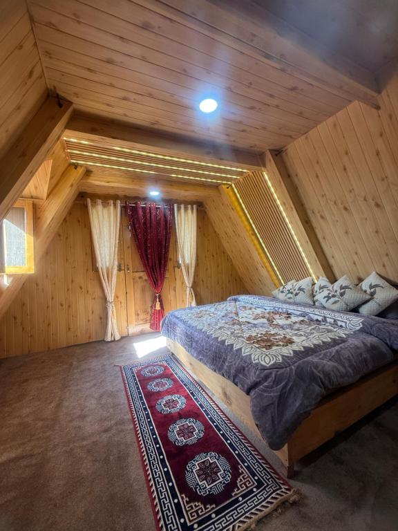 纳加尔Crystal peak cottage的阁楼里有一张床的卧室