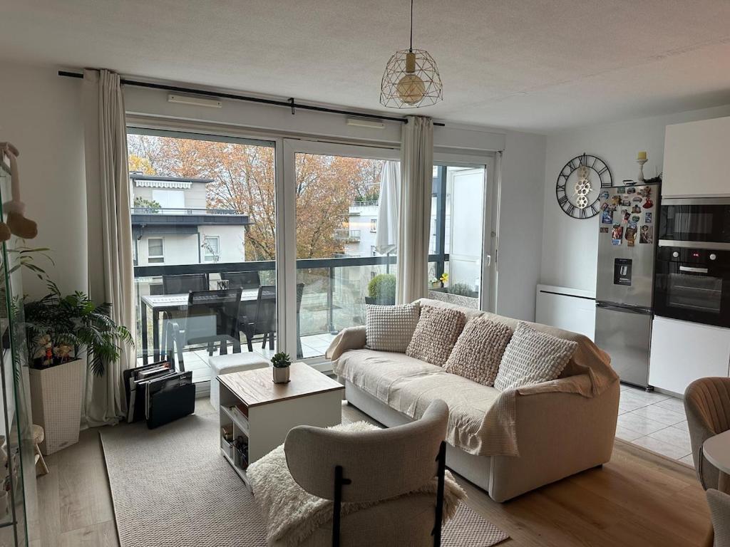 Un lugar para sentarse en F2 Cosy avec Terrasse à deux pas du centre de Mulhouse