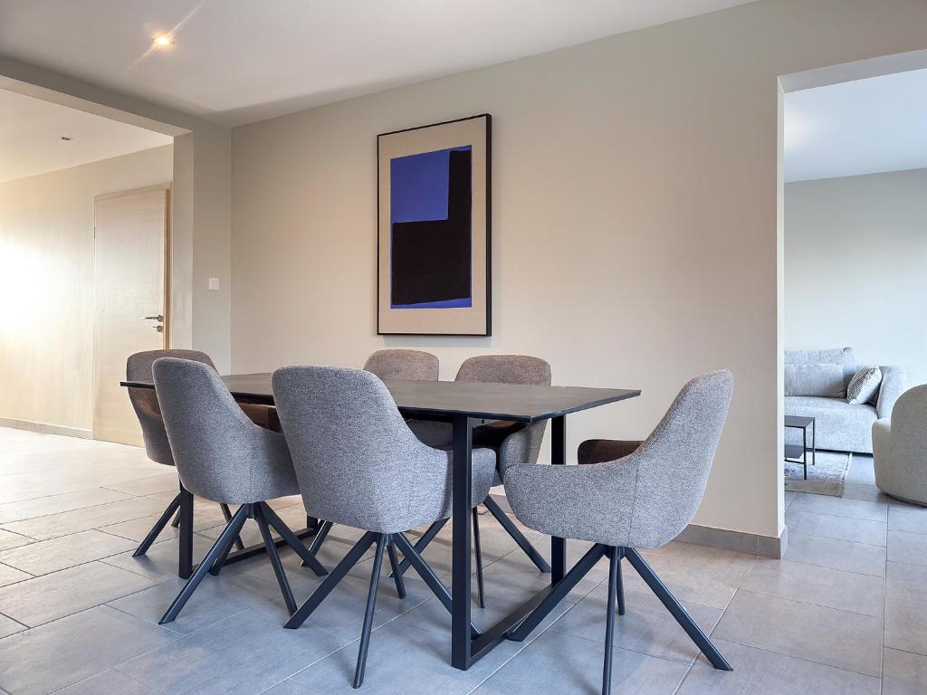 Posezení v ubytování Maison contemporaine de 150 m2 avec garage privé et terrasse ensoleillée