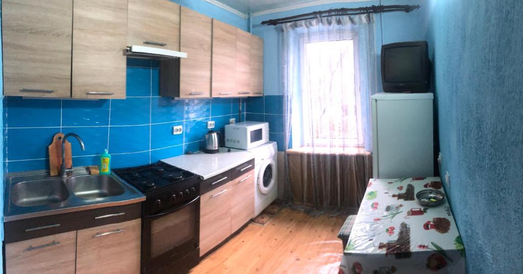 Η κουζίνα ή μικρή κουζίνα στο Однокімнатна квартира