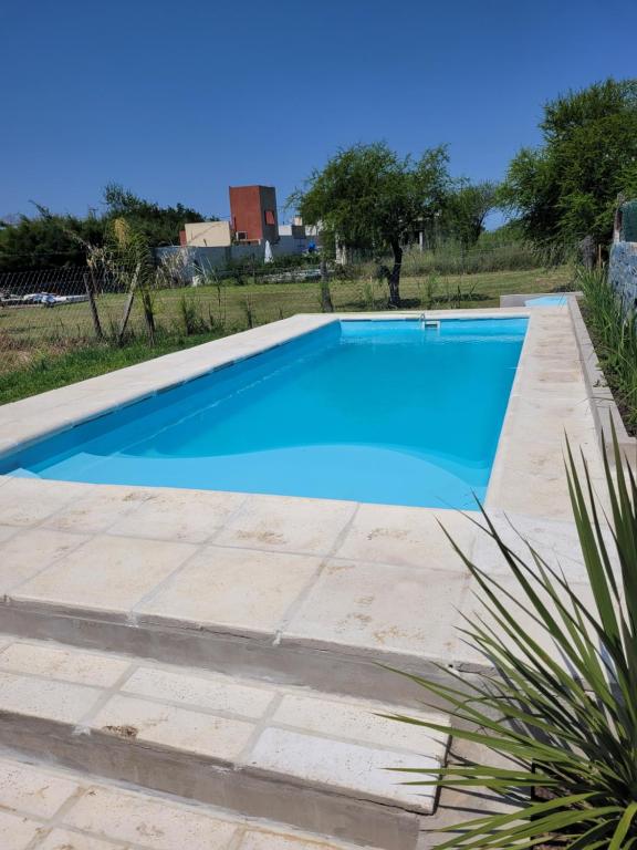 科隆Alojamiento Mabel 2的院子里有一个蓝色水的游泳池