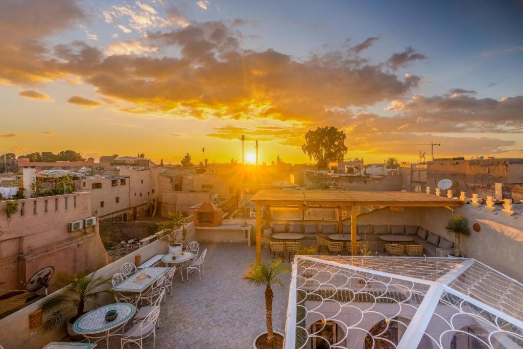 ein Blick auf den Sonnenuntergang vom Dach eines Gebäudes in der Unterkunft Riad du Rabbin in Marrakesch
