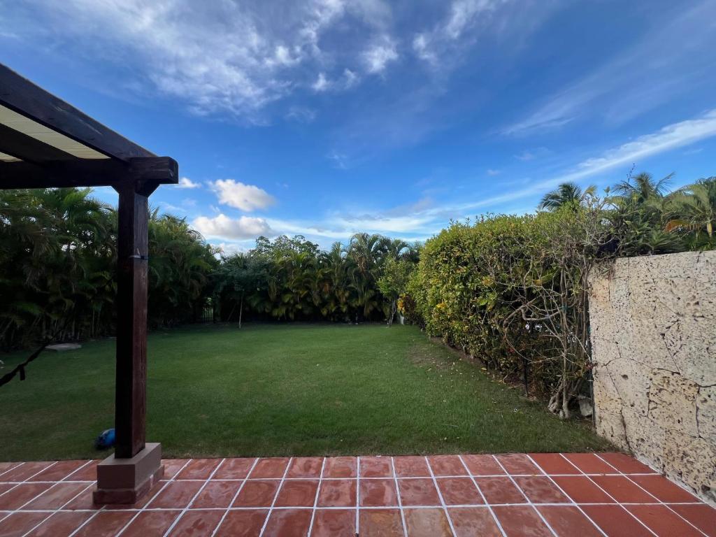 Aussicht von der Veranda eines Hauses mit Rasen in der Unterkunft Condo 1bdr 1bth with kitchen and garden in Punta Cana