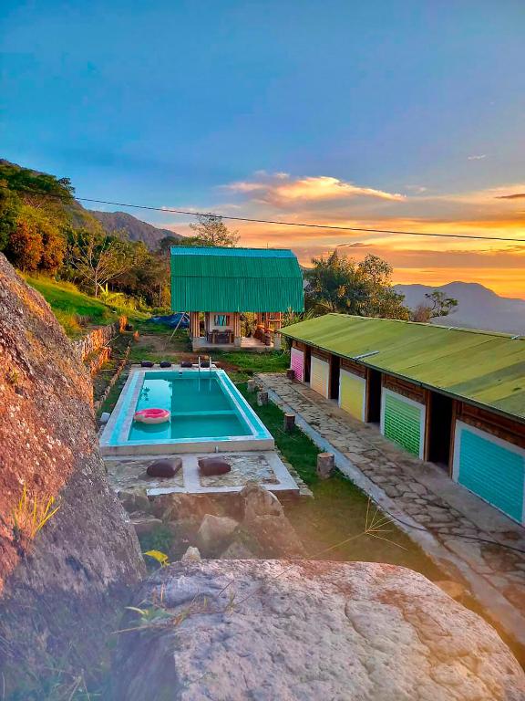 ein Haus mit einem Swimmingpool neben einem Gebäude in der Unterkunft Tierra de Nubes in Melgar