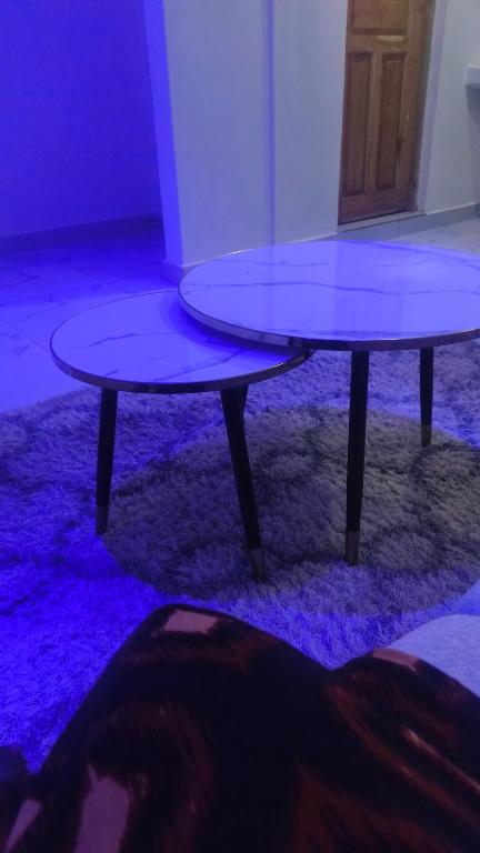Ein Tisch mitten in einem Raum mit lila Boden in der Unterkunft TJ street studio apartment in Mtwapa