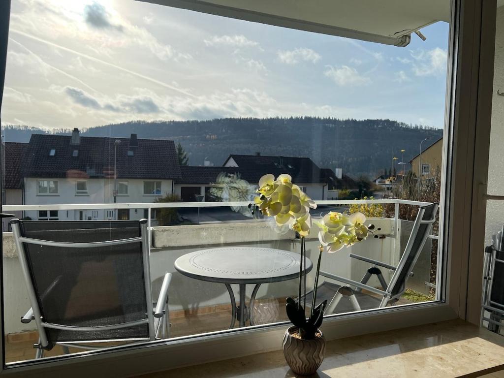 阿尔布斯塔特Ruhige Wohnung mit Pano Blick的带桌椅的阳台景观