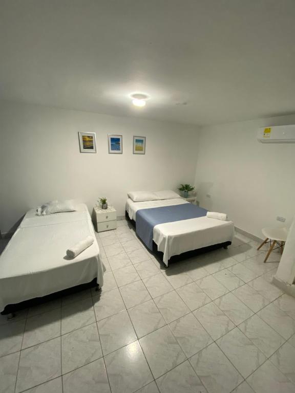 Ένα ή περισσότερα κρεβάτια σε δωμάτιο στο Habitación cerca al aeropuerto 1